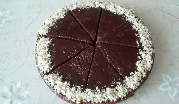 Crni kolač sa kakao prelivom i mlevenim orasima