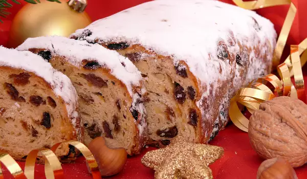 Tradicionalni božićni slatki kolač Štolen