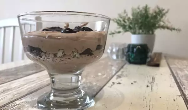 Čokoladni Oreo desert sa trešnjama