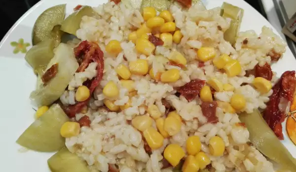 Salata sa pirinčem, kukuruzom i paradajzom