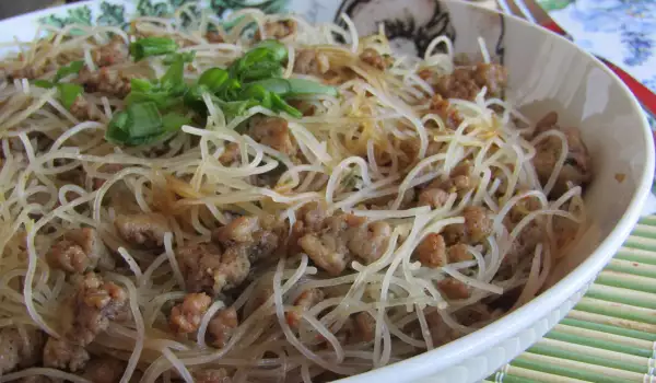 Pržene pirinčane špagete sa svinjskim mlevenim mesom