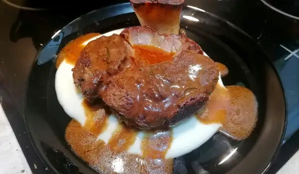 Oso buko (Osso buco) na kanapeu od krompira