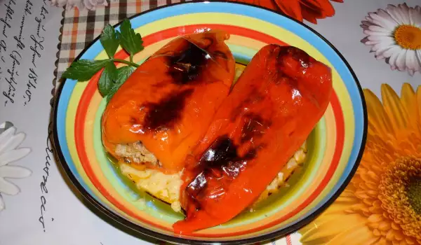 Paprike punjene pasuljem i mlevenim mesom