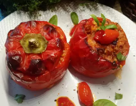Punjene paprike bolonjeze - sa mlevenim mesom i paradajz sosom
