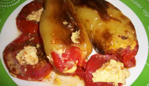 Paprike punjene sirom i jajima na podlozi od paradajza