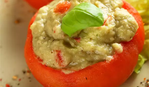 Salata od patlidžana u posudicama od paradajza