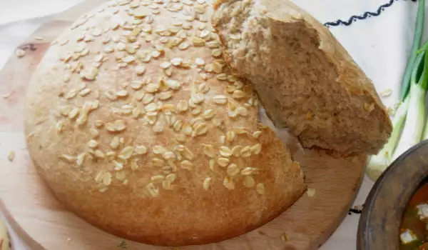 Integralni hleb sa ovsenim pahuljicama u keramičkoj posudi