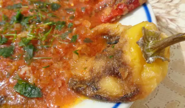 Pohovane paprike sa sosom od luka i paradajza