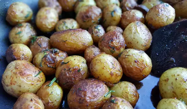 Prženi mladi krompir sa aromatičnim začinima
