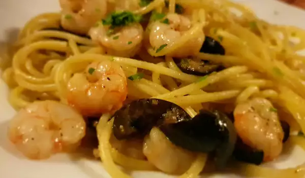 Pržene špagete sa škampima i maslinama