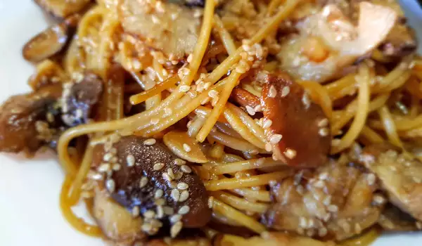 Pržene špagete sa pečurkama i susamom
