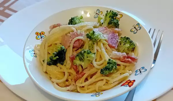 Pasta Karbonara sa slaninom i brokolijem