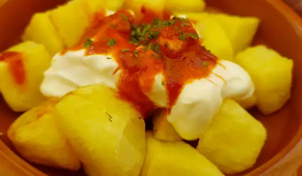 Prženi krompir Bravas sa majonezom od belog luka (Patatas Bravas)