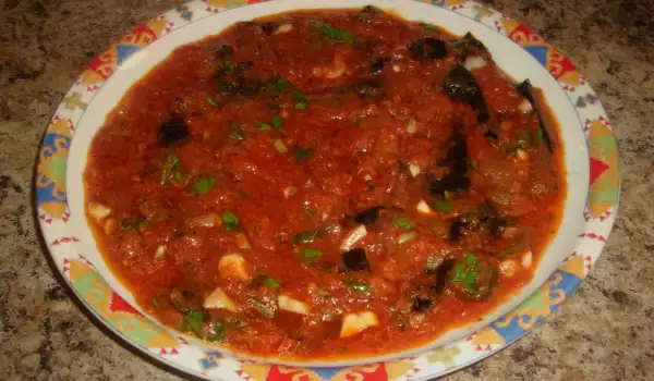Patlidžan sa paradajz sosom i belim lukom u tiganju