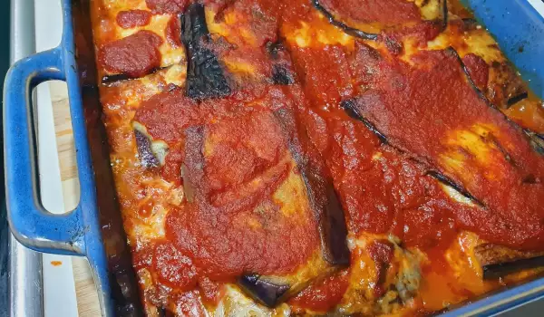 Pečeni patlidžan sa mocarelom i paradajz sosom