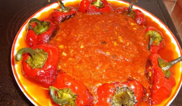 Pečena paprika sa sosom od belog luka i paradajza