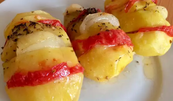 Pečeni krompir sa paradajzom i lukom