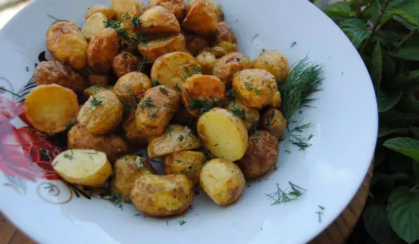Pečeni mladi krompir na seoski način u rerni