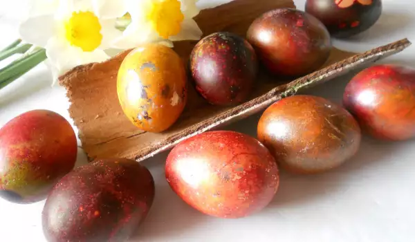 Uskršnja jaja obojena bisernom bojom i folijom