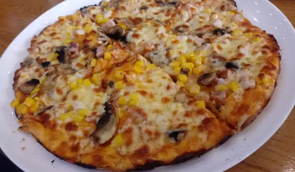 Pica sa pršutom, kukuruzom i pečurkama