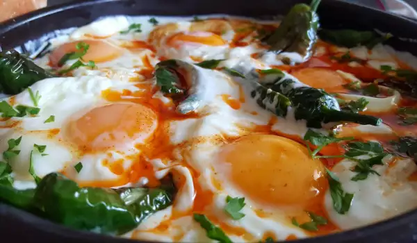 Pikantne paprike sa jajima na oko u sosu