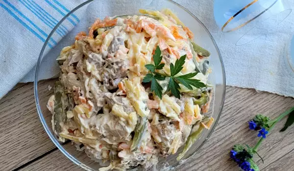 Salata od piletine sa majonezom i kiselim krastavcima