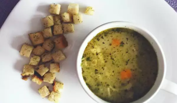Pileća supa sa spanaćem i krutonima