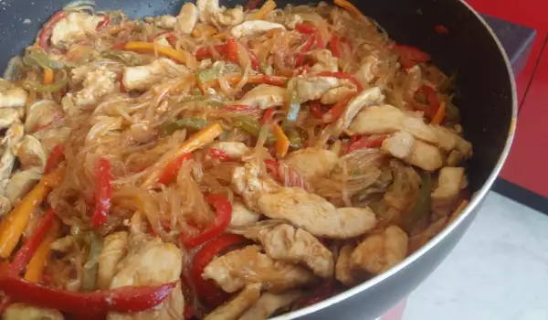 Piletina sa špagetama i povrćem na kineski način
