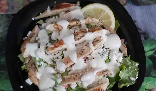 Salata sa piletinom i mlečnim prelivom.