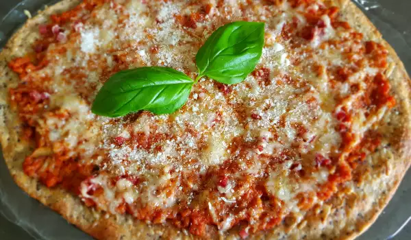 Pica bolonjeze sa parmezanom i mlevenim mesom