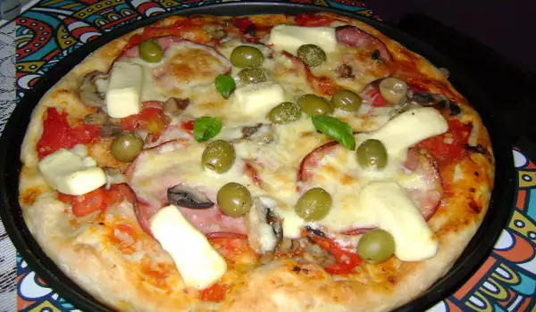 Pica sa šunkom i zelenim maslinama
