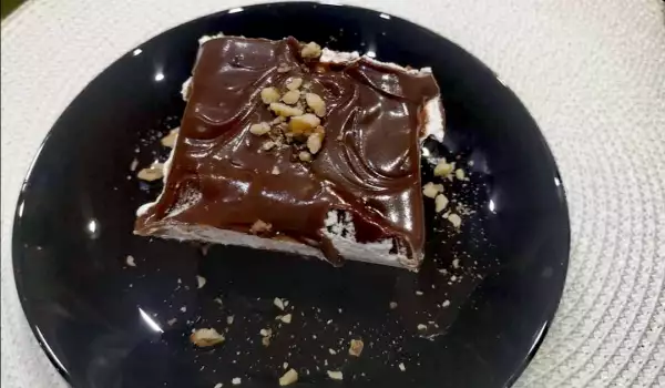 Uplakani kolač sa čokoladnim prelivom
