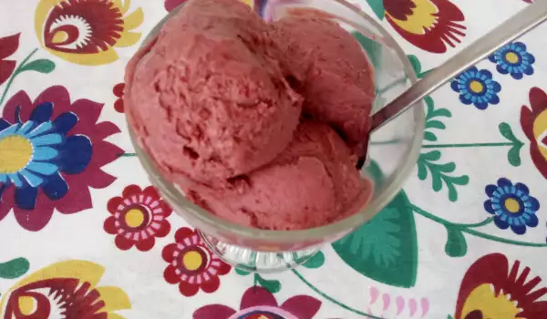 Voćni sladoled sa višnjama i kiselom pavlakom