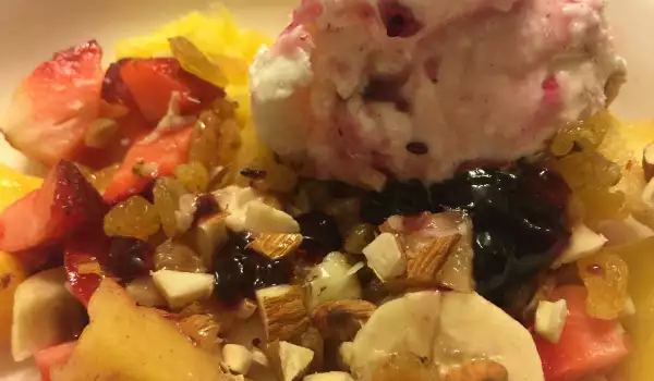 Ukusna voćna salata sa sladoledom