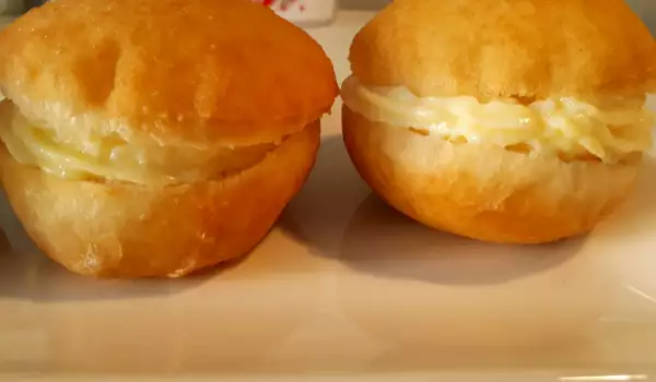 Krofnice mešene u mini pekari sa domaćim kremom od jaja