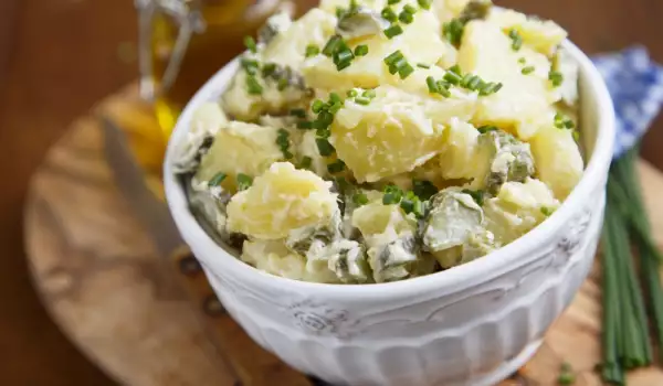 Krompir salata sa sirom i kiselim krastavčićima