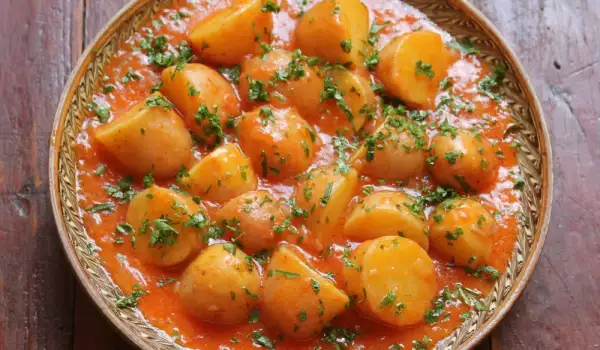 Dinstani krompir sa sokom od paradajza