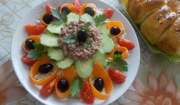 Praznična salata sa tunjevinom