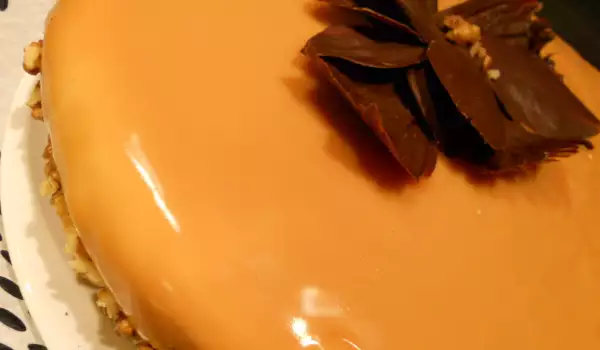 Praznična torta sa orasima i ogledalo glazurom od karamela
