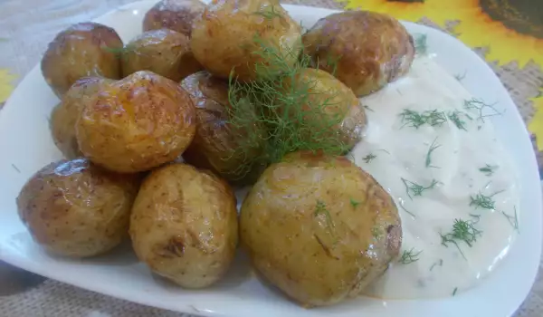 Mladi krompir u air fryer-u sa sosom od belog luka