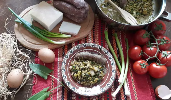 Brz prolećni ručak sa jajima, kobasicom i kiseljkom