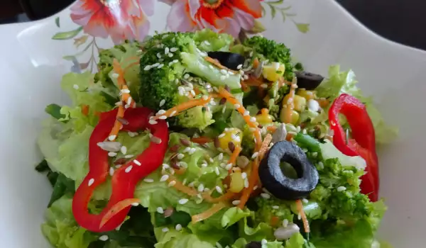 Prolećna salata sa dresingom od đumbira