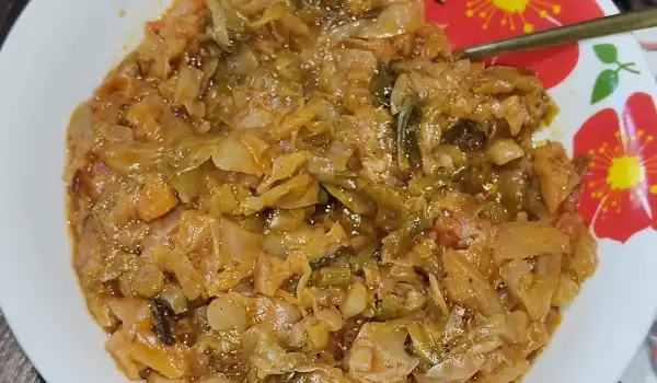 Sveži kupus sa mladim lukom i paradajzom