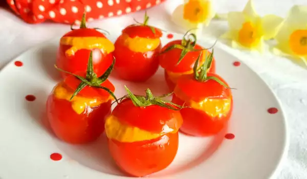 Punjeni čeri paradajz sa umakom od patlidžana i paprike