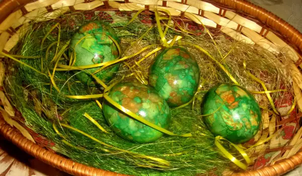 Šarena mermerna jaja sa ljuspicama od luka