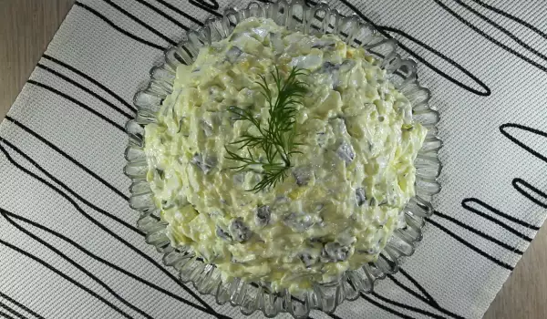 Salata sa kuvanim jajima i kiselim krastavčićima