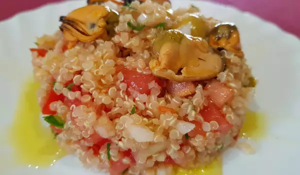 Mediteranska salata sa školjkama, maslinama i kinoom
