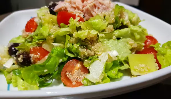 Zelena salata sa kinoom i tunjevinom