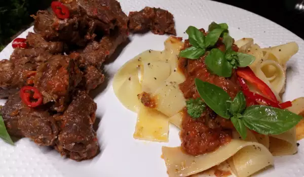 Italijanski teleći ragu sa sosom od paradajza i testeninom