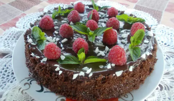 Čokoladna torta sa malinama i sa korama u tiganju